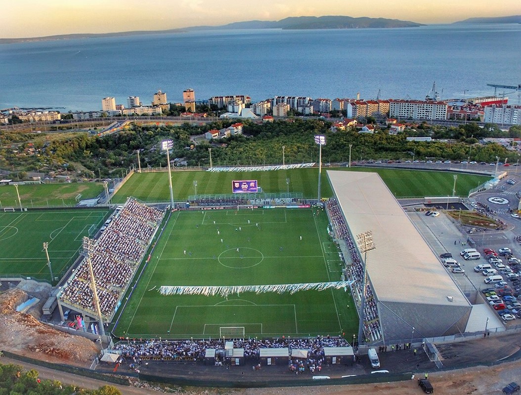 Stadion HNK Rijeka - Rujevica, ima kapacitet od 8.279 mjesta - gostujućim navijačima 