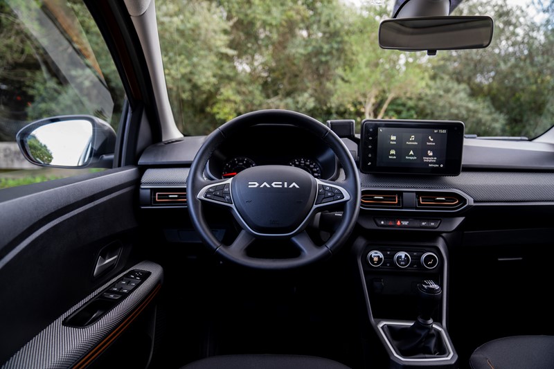 Prednji dio putničke kabine donosi poznato uređenje Dacia modela