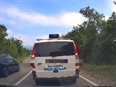 Obilazio kolonu koja stoji, a u koloni – policija