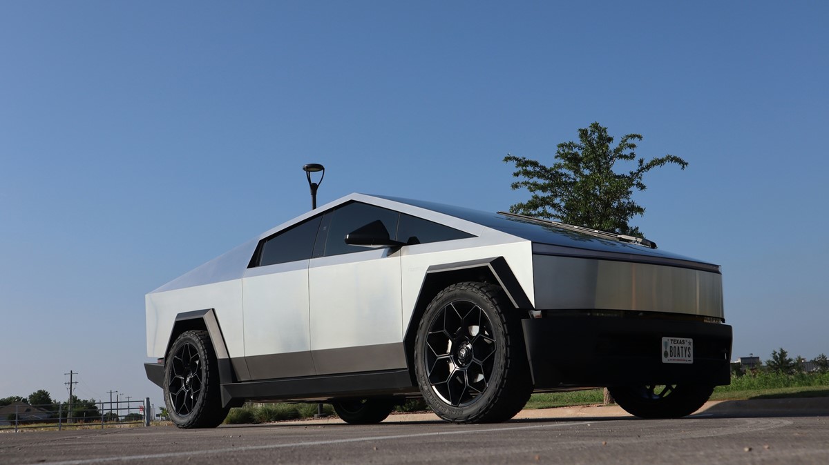2024 Cybertruck AWD 📷 Somalia Veteran/Unsplash