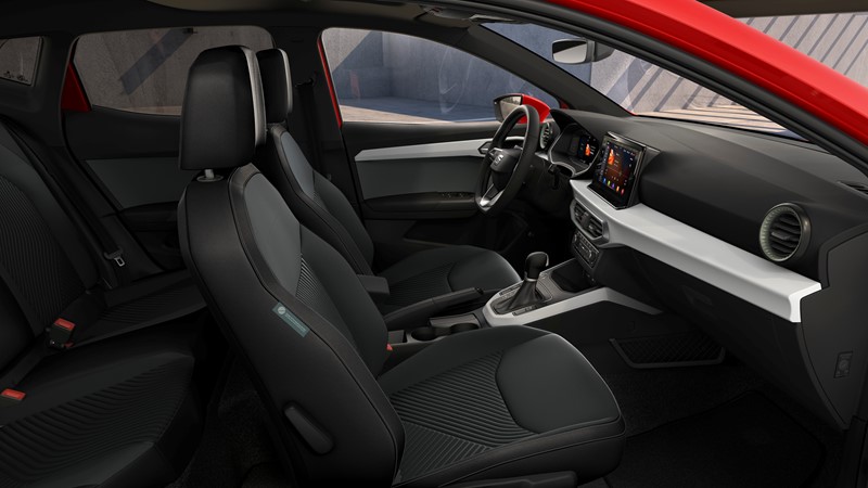 Bolje razine opreme na središnjem grebenu donose 9,2-inčni zaslon u boji