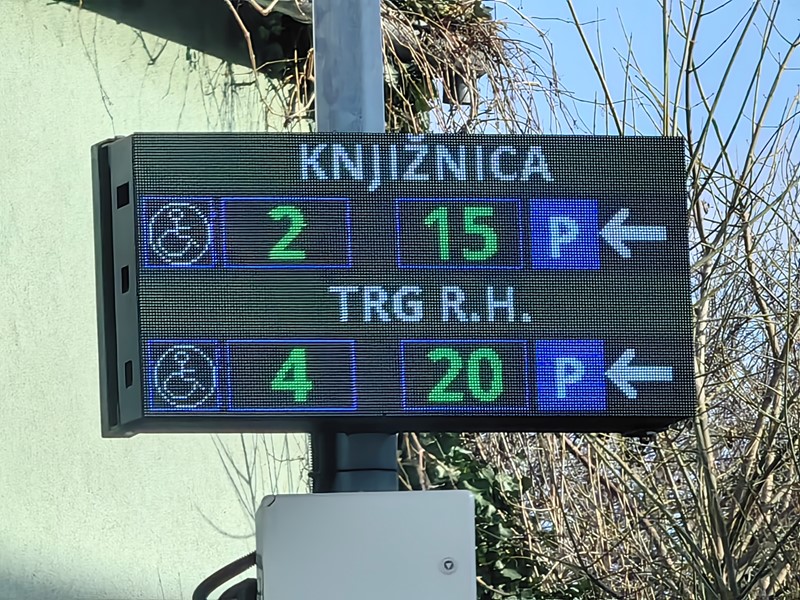 Primjer iz Vukovara. Info zaslon s informacijom o broju slobodnih mjesta na parkiralištu 📷 Ivan Cvetković